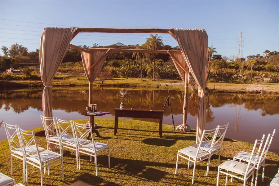 Cerimônia sob tenda à beira da lagoa