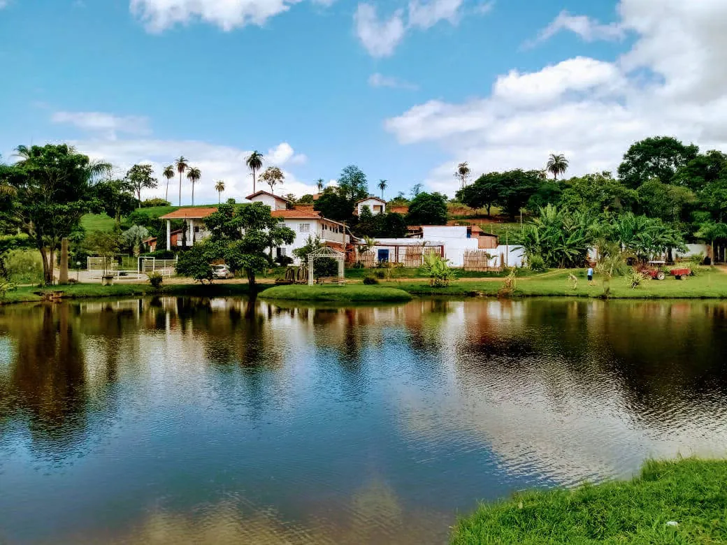 Hospedagem vista da lagoa