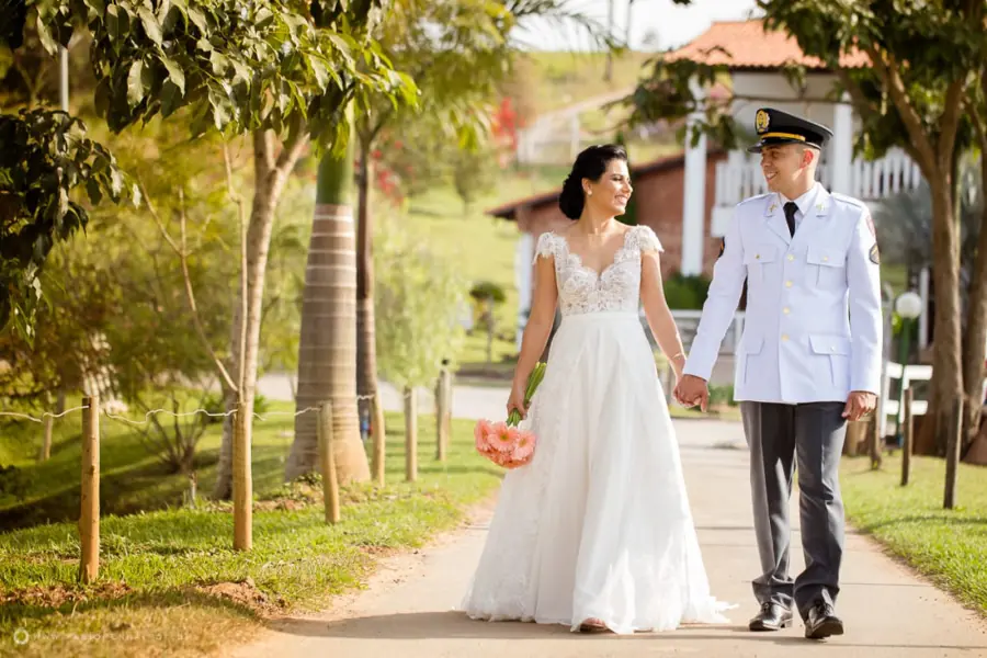 Casal caminhando pelos jardins